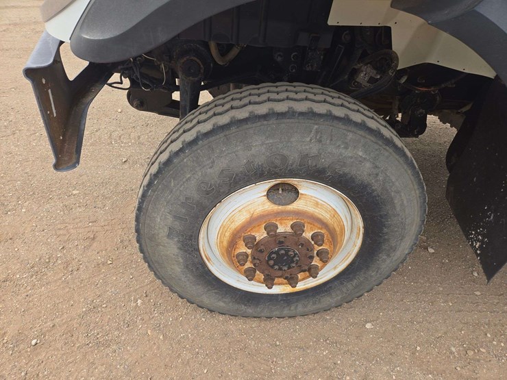 2011-international-7400-image-11