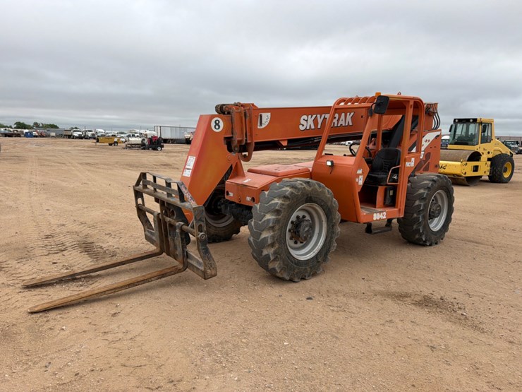 2013-jlg-8042-image-1