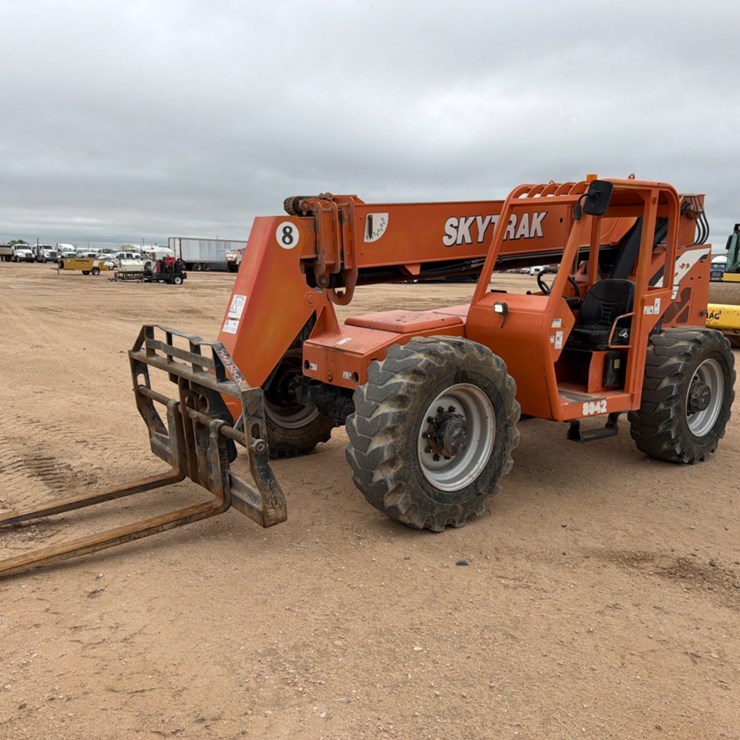 2013 JLG 8042