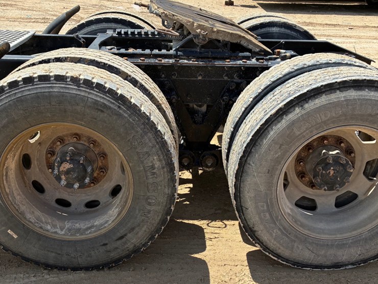 2017-kenworth-t880-image-12