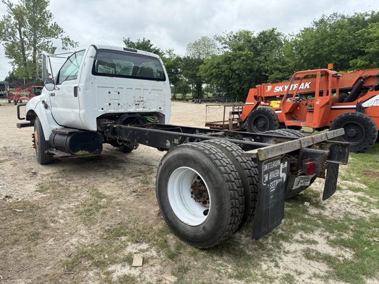 2009-ford-f750-xl-image-7