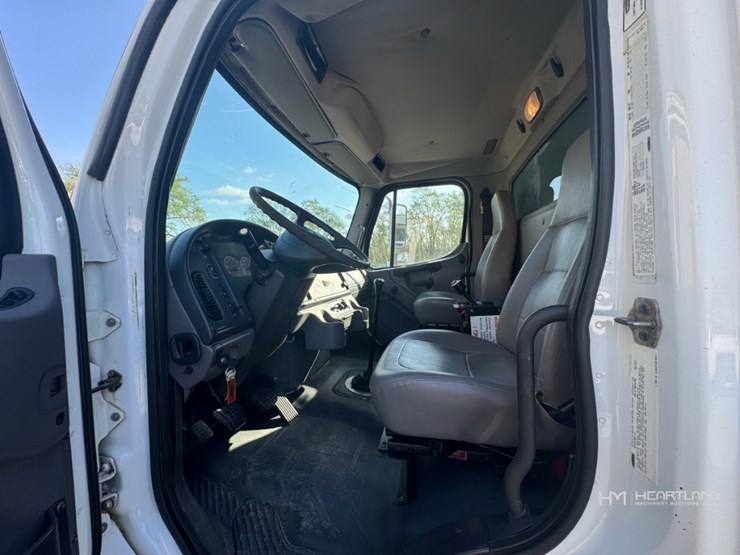 2007-freightliner-m2-106-image-10