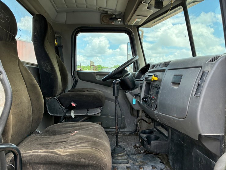 2012-peterbilt-348-image-8