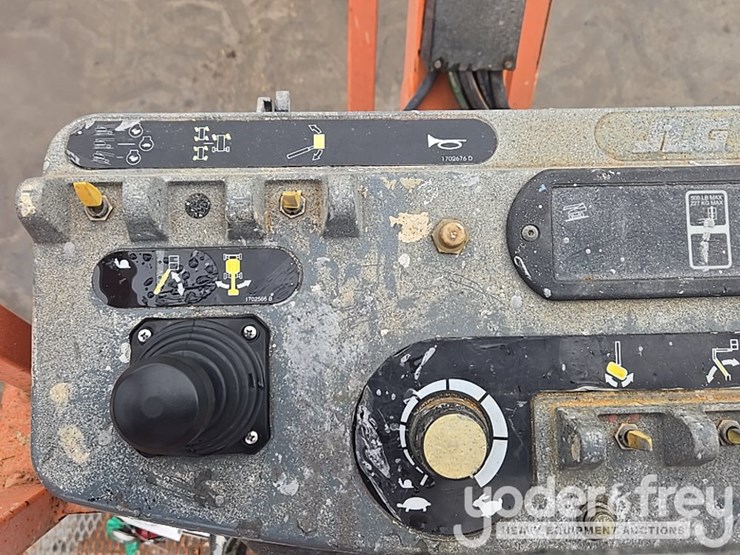 2016-jlg-800aj-image-60