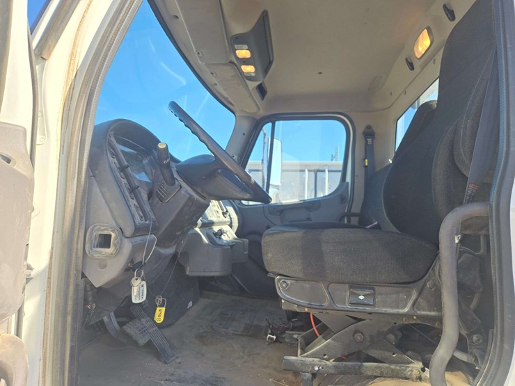 2014-freightliner-m2-106-image-24