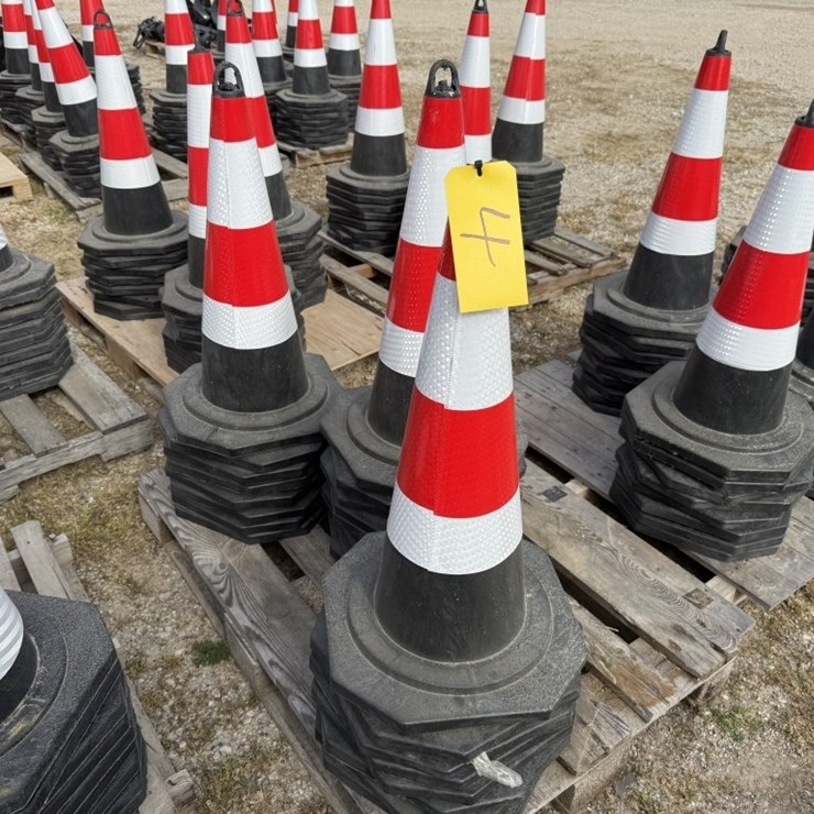 25 TRAFFIC CONES