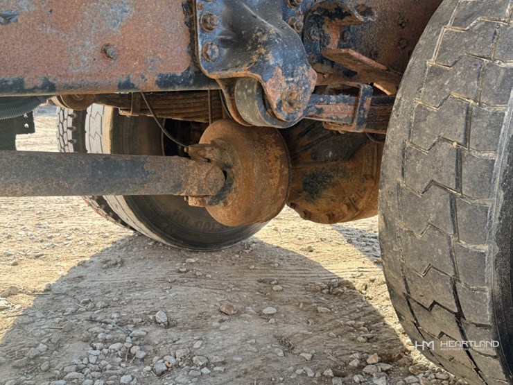 2007-freightliner-m2-106-image-29