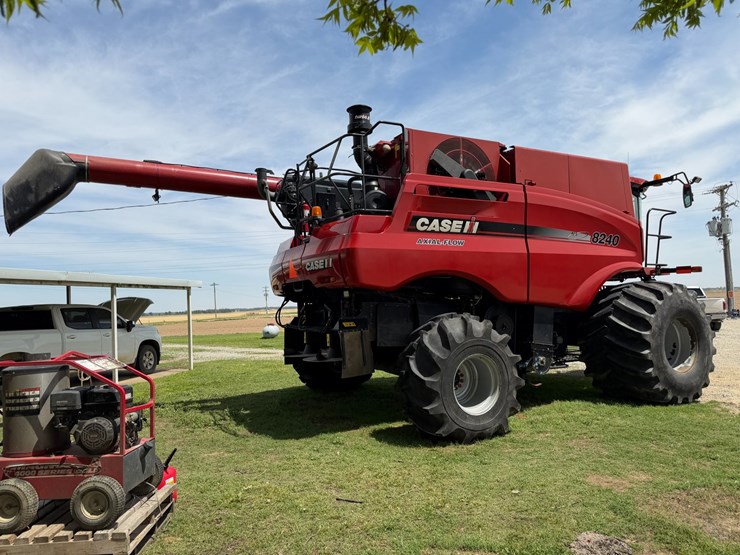 2016-case-ih-8240-image-3