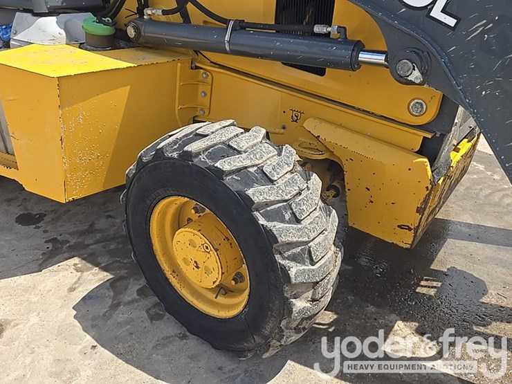 2019-deere-310l-image-18