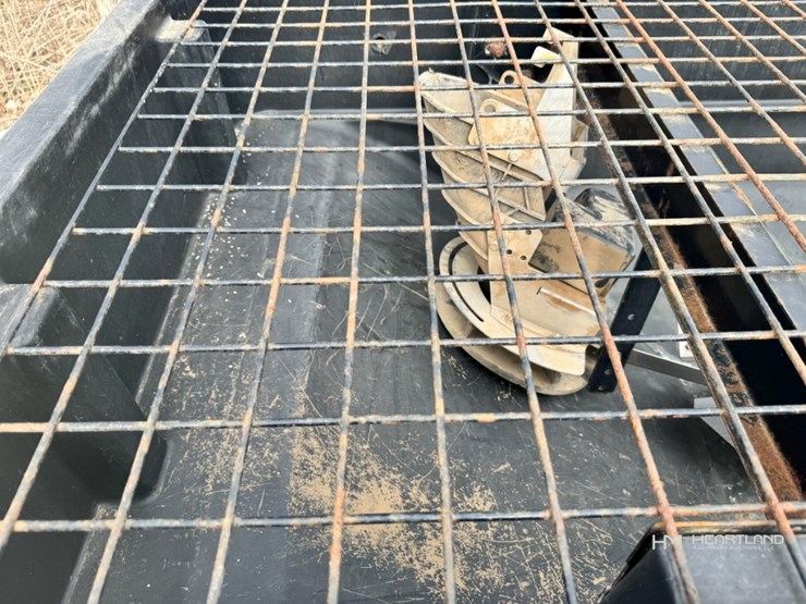 salt-dogg-shpe-2000-electric-poly-hopper-spreader-image-8