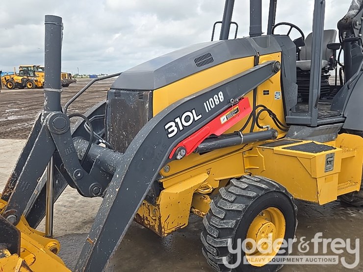 2019-deere-310l-image-25