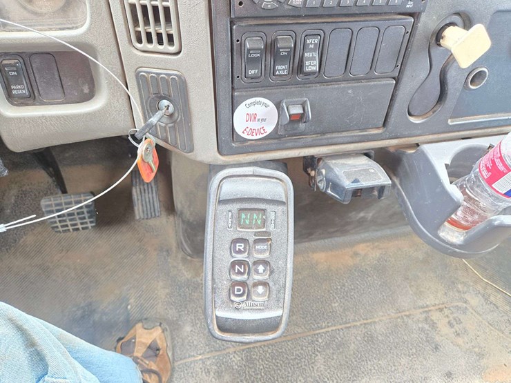 2011-international-7400-image-20