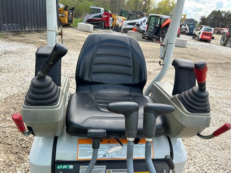 2022-takeuchi-tb210r-image-17