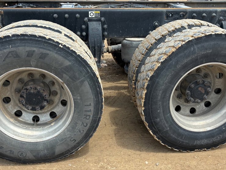 2012-peterbilt-348-image-12