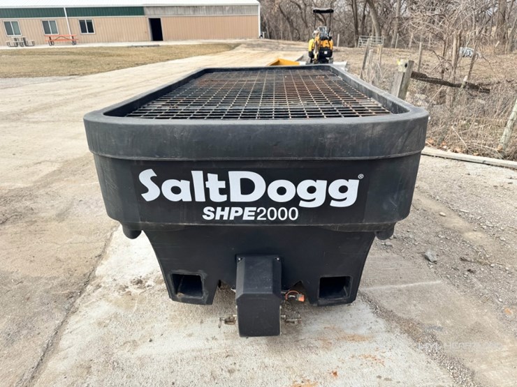 salt-dogg-shpe-2000-electric-poly-hopper-spreader-image-2