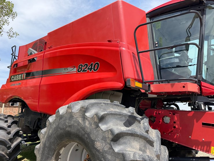 2016-case-ih-8240-image-32