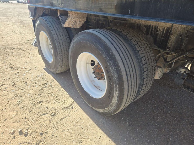 2014-freightliner-m2-106-image-11