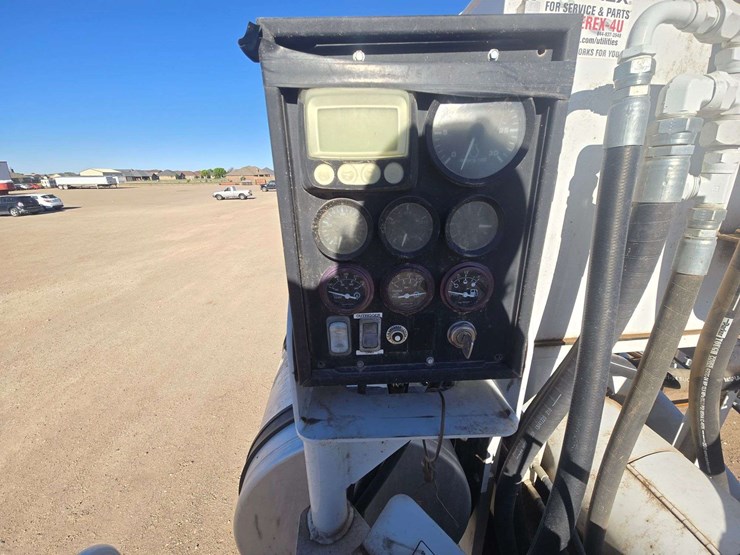 2014-freightliner-m2-106-image-20