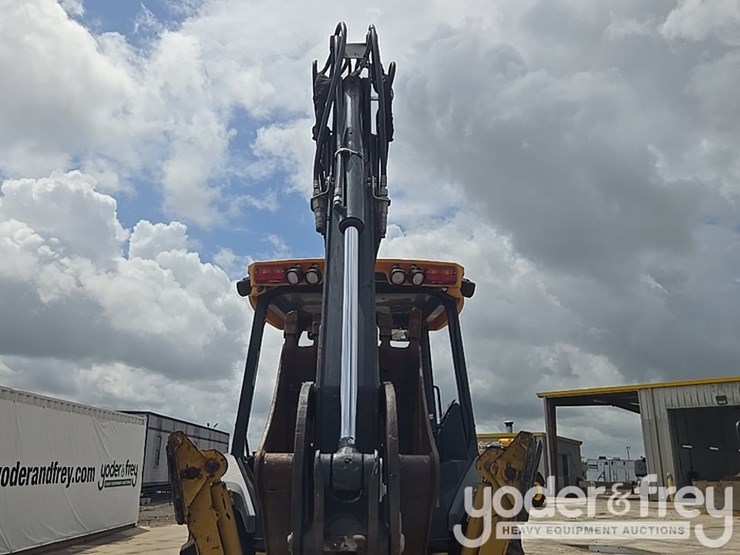 2019-deere-310l-image-34