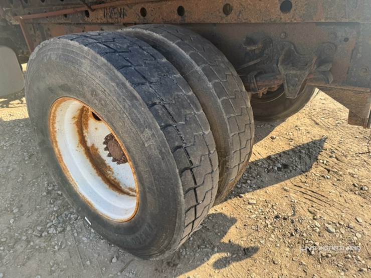 2007-freightliner-m2-106-image-27