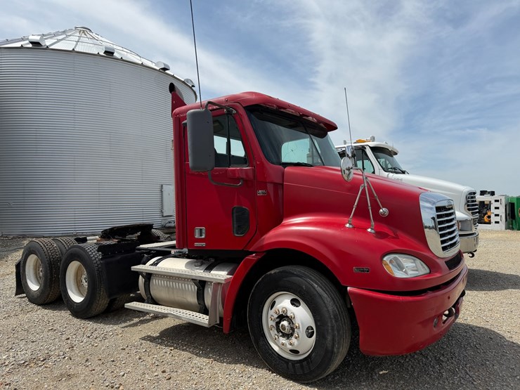 #46859-•-2007-freightliner-columbia-t/a-daycab-truck-tractor-vin:-1fujf0cv37lx21098-image-2