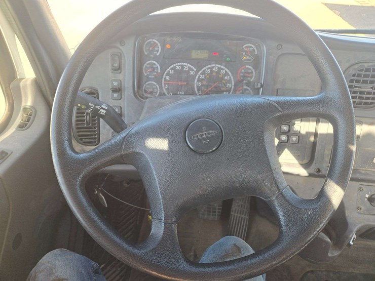 2014-freightliner-m2-106-image-27