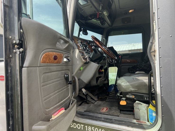 2006-peterbilt-379-image-9