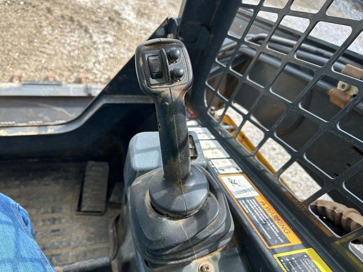 2021-deere-331g-image-21