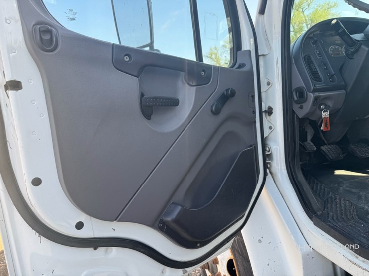 2007-freightliner-m2-106-image-19