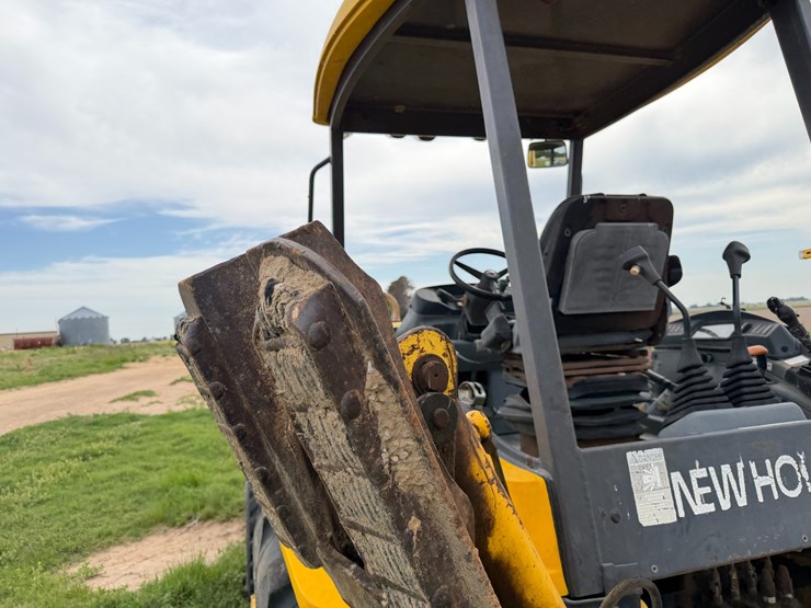 new-holland-lb75b-image-32