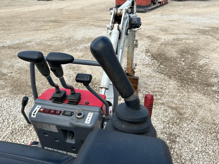 2022-takeuchi-tb210r-image-20