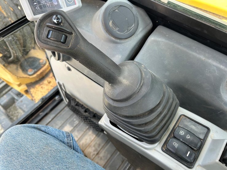 2018-caterpillar-305.5e2-image-23