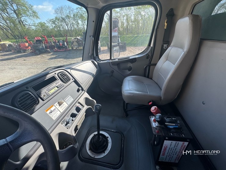 2007-freightliner-m2-106-image-14