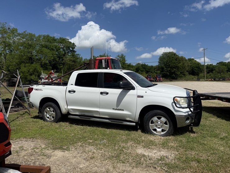 2012-toyota-tundra-sr5-image-3
