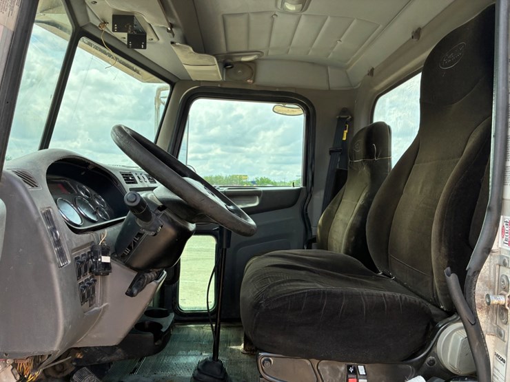 2012-peterbilt-348-image-7