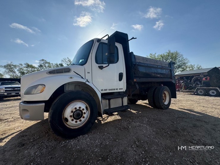 2007-freightliner-m2-106-image-1