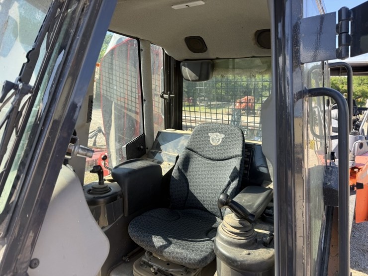 2019-case-750m-wt-image-18