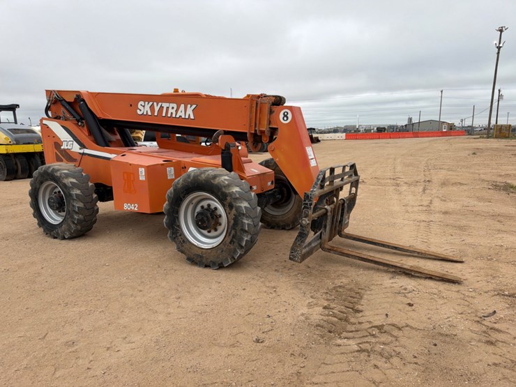 2013-jlg-8042-image-3