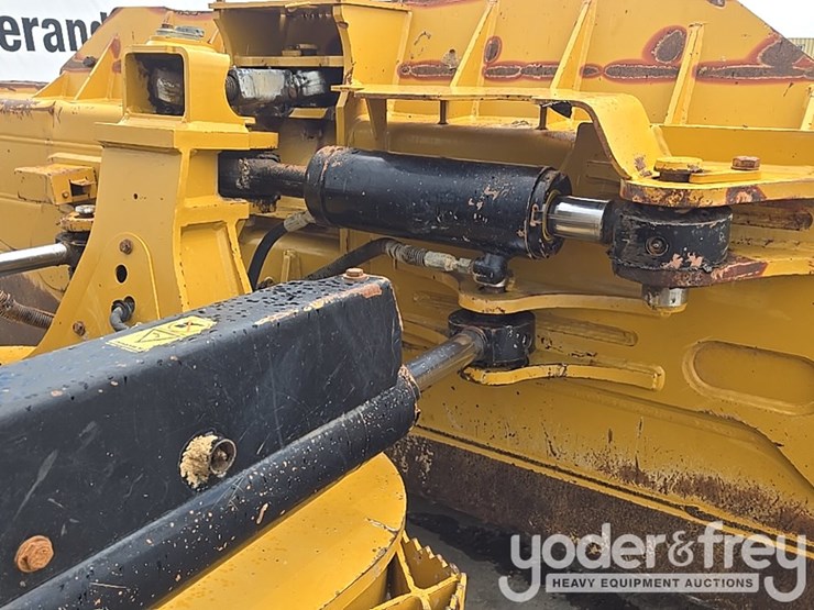 2016-caterpillar-d6n-image-35