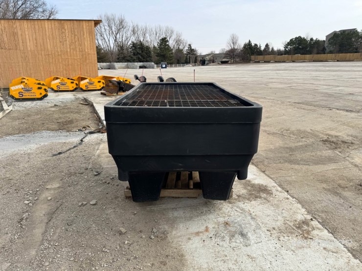 salt-dogg-shpe-2000-electric-poly-hopper-spreader-image-7