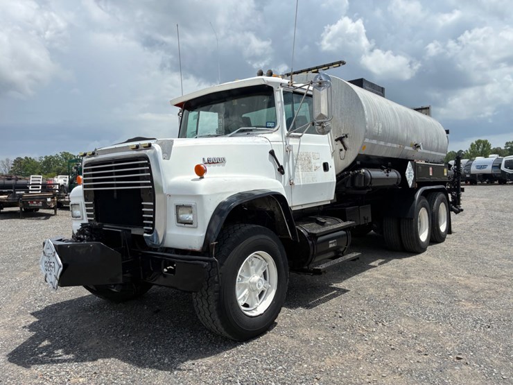 1990-ford-lt9000-image-1