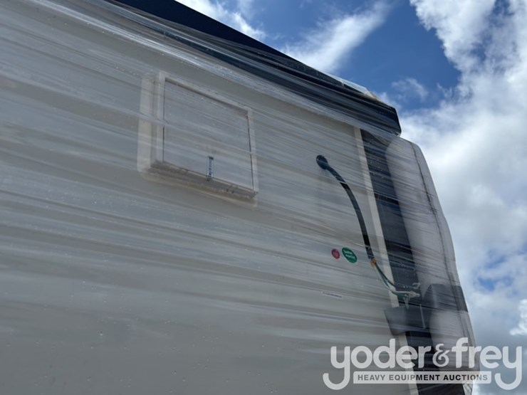 unused-110v-portable-toilets-c/w-double-closestools-image-12