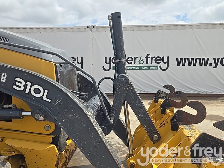 2019-deere-310l-image-29
