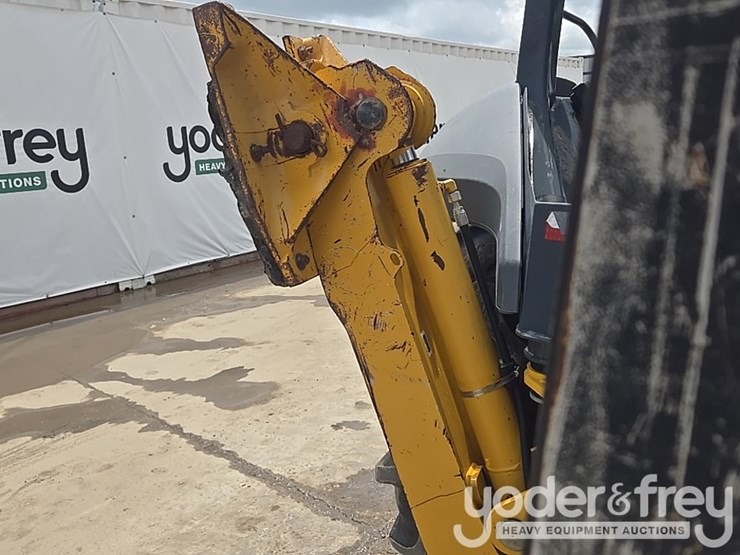 2019-deere-310l-image-38