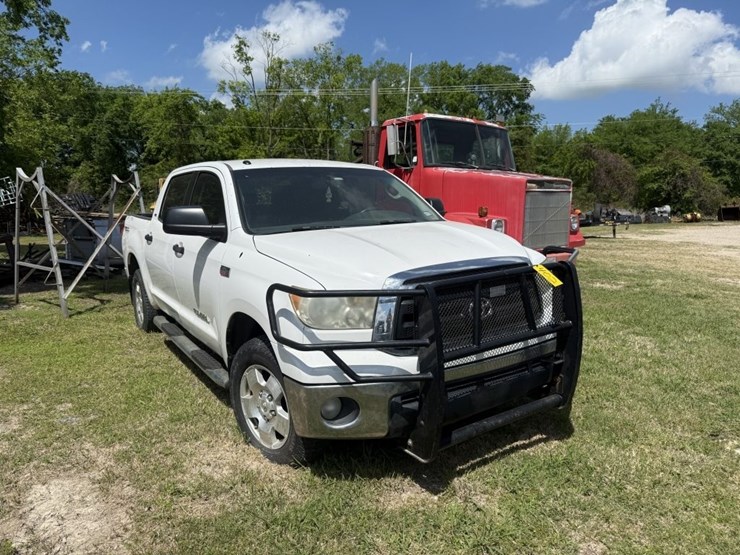 2012-toyota-tundra-sr5-image-2