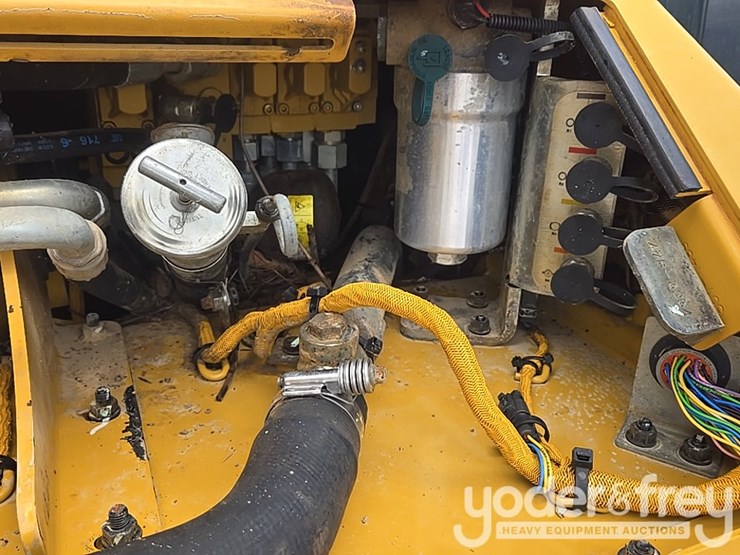 2016-caterpillar-d6n-image-52