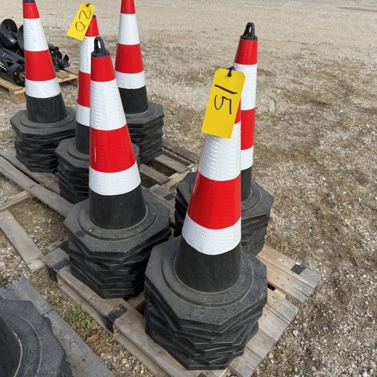 25 TRAFFIC CONES