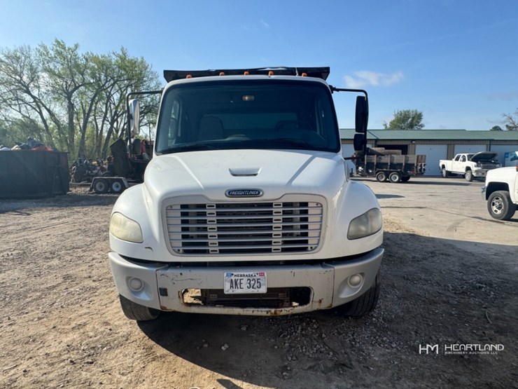 2007-freightliner-m2-106-image-2