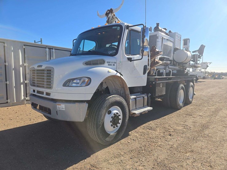 2014-freightliner-m2-106-image-1