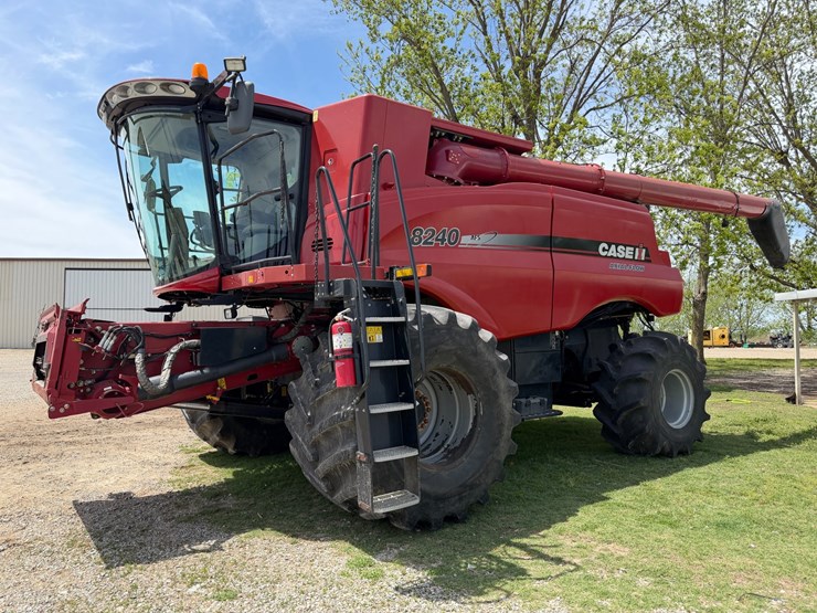 2016-case-ih-8240-image-1